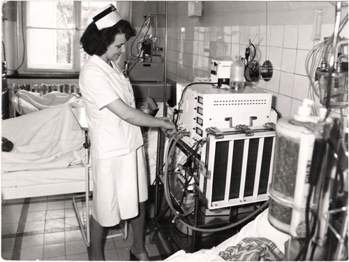 Pielęgniarka obsługująca aparat do hemodializy Nycotron (lata 70. XX w.)*